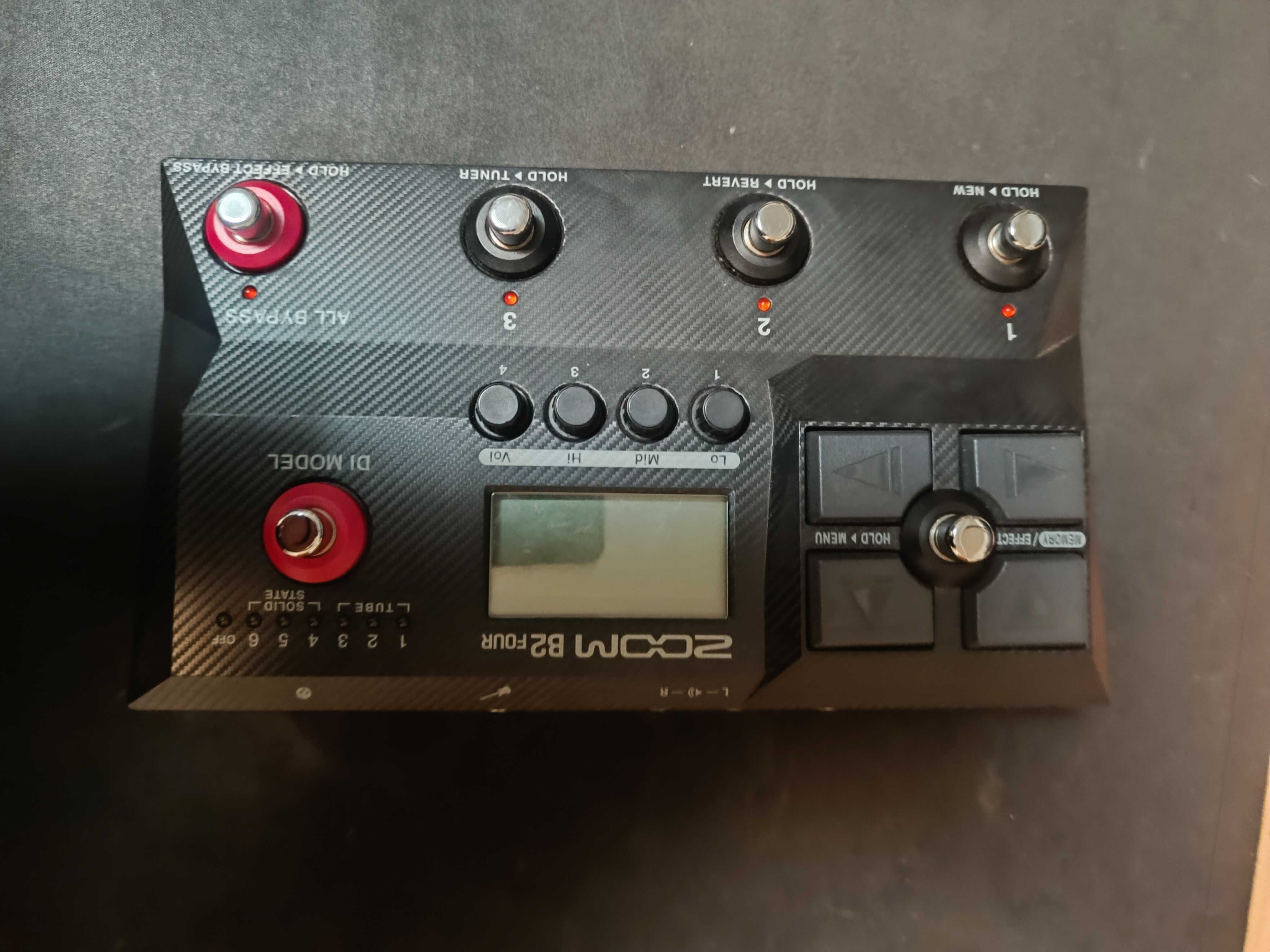 Pedaleira de efeitos de baixo - Zoom B2 FOUR