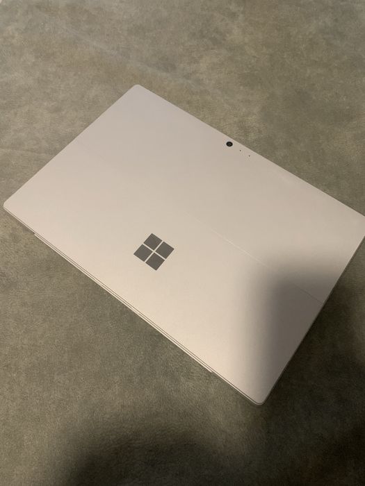 Продам планшет Microsoft surface pro 5 4/128 (аккум 97%)