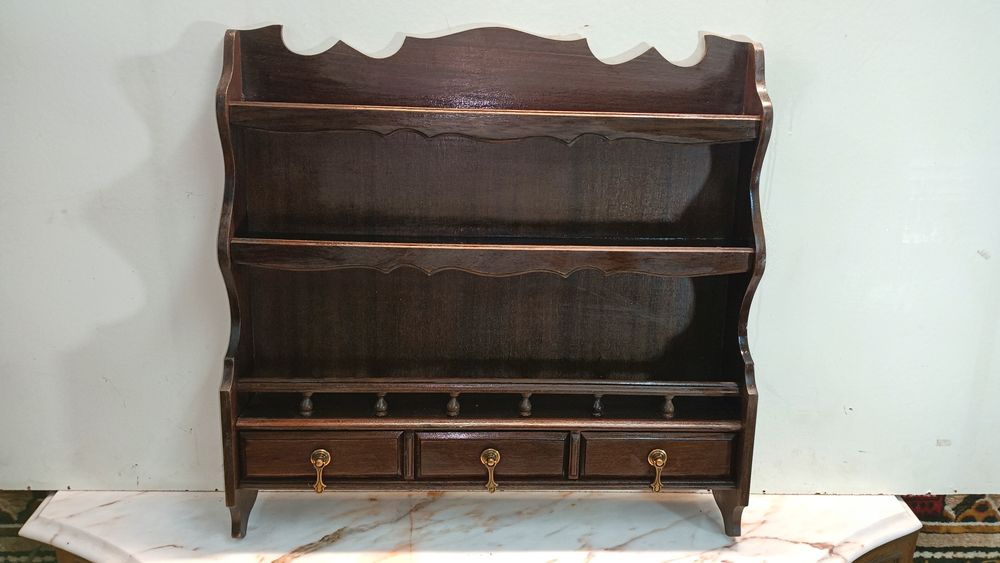 Mostrador em madeira aplicação á parede com três gavetas.
Medidas 60/5