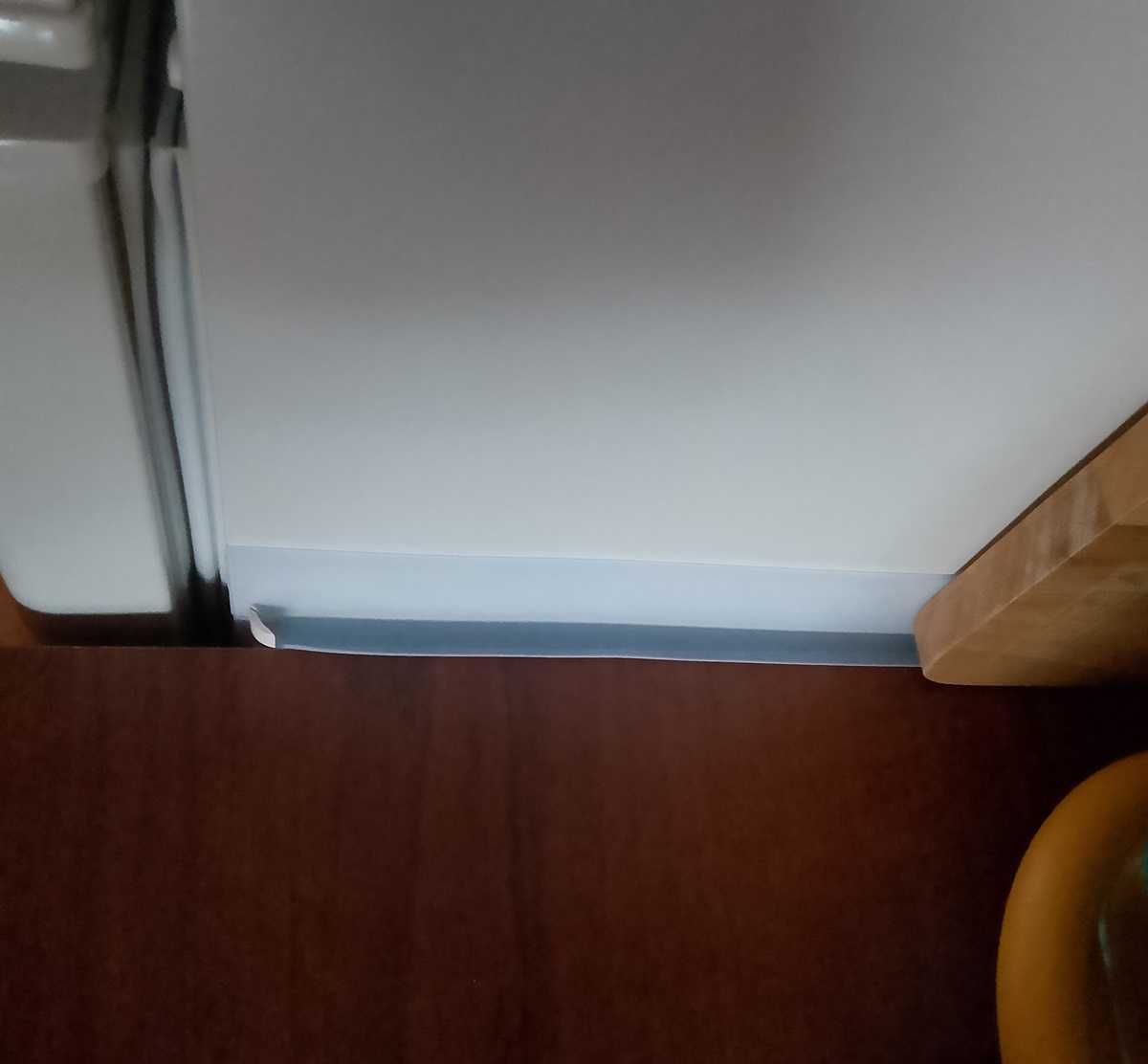 Listwa meblowa maskująca międzyblatowa szczeliny kuchenna  uniwersalna
