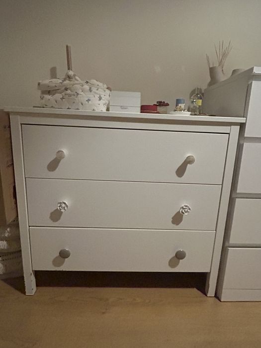 2 comodas Ikea com marcas - mas completamente funcionais