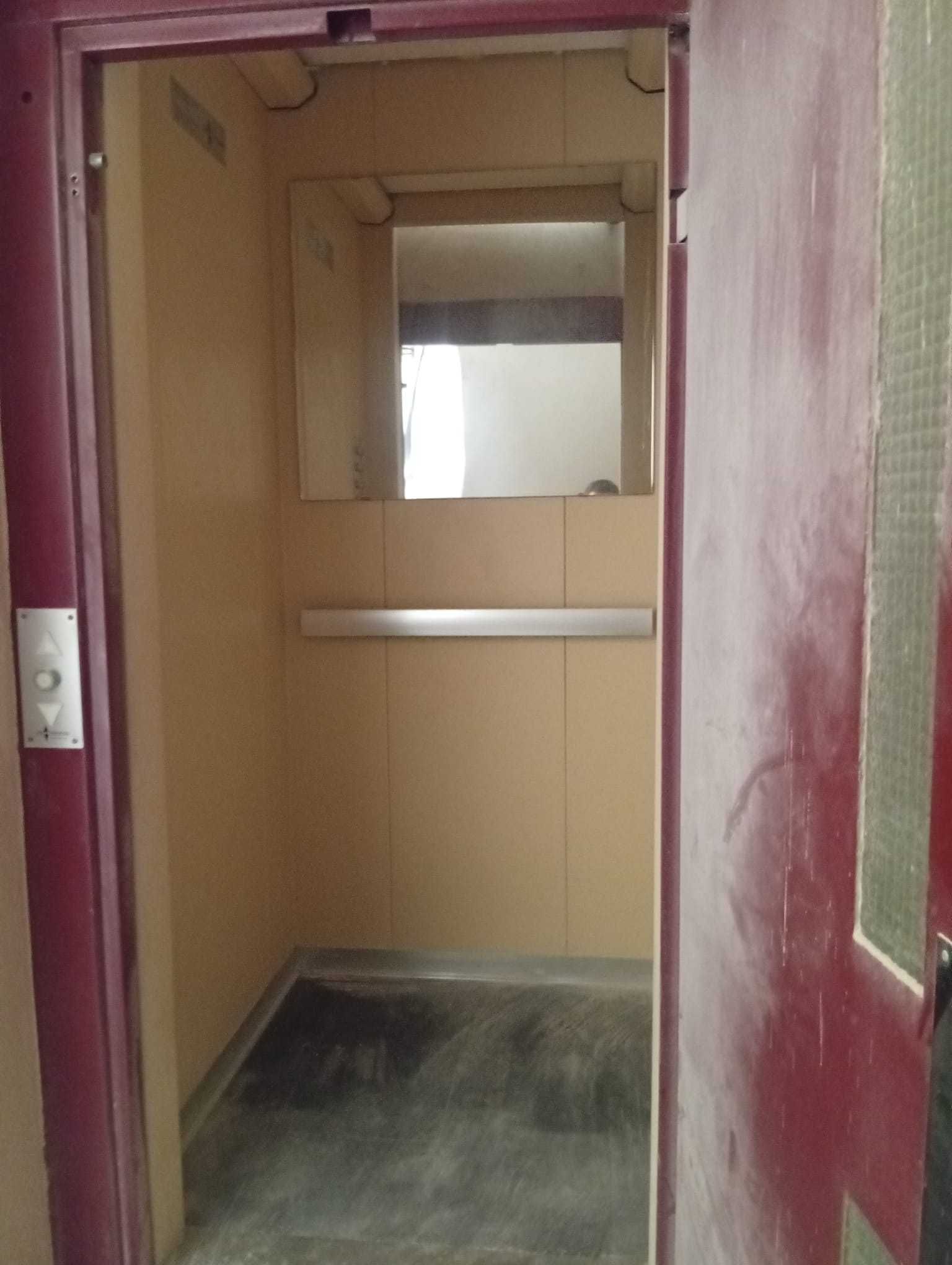 Elevador  para 5 pisos , nunca foi usado do ano 1988 completo