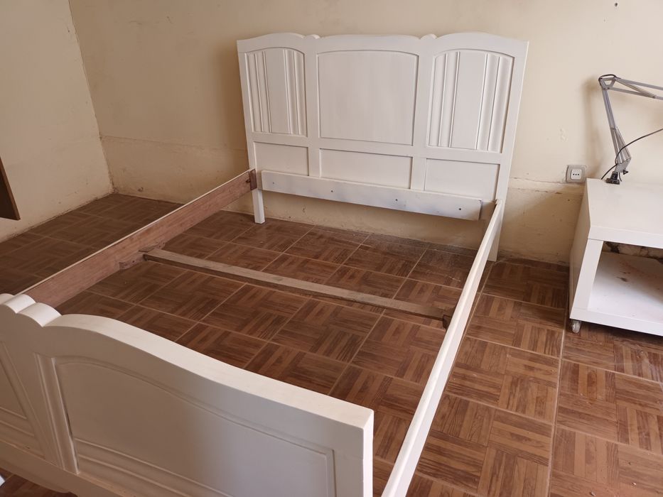 Cama de casal lacada