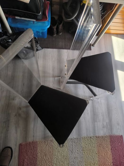 2 cadeiras em acrílico usadas