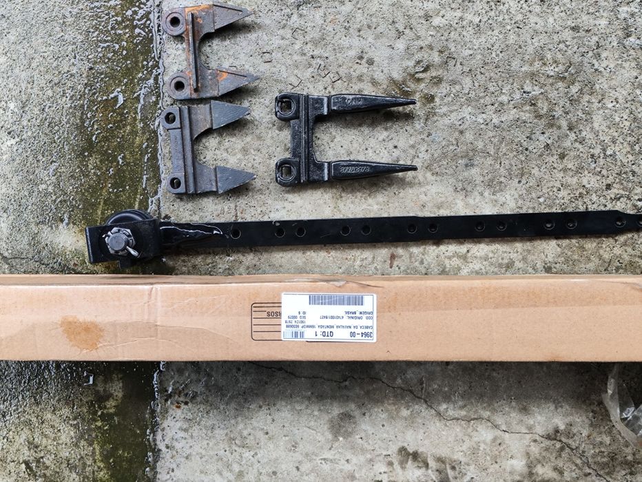 Головка косы жатки с планкой 84275285, Палец двойной жатки 1307299C2