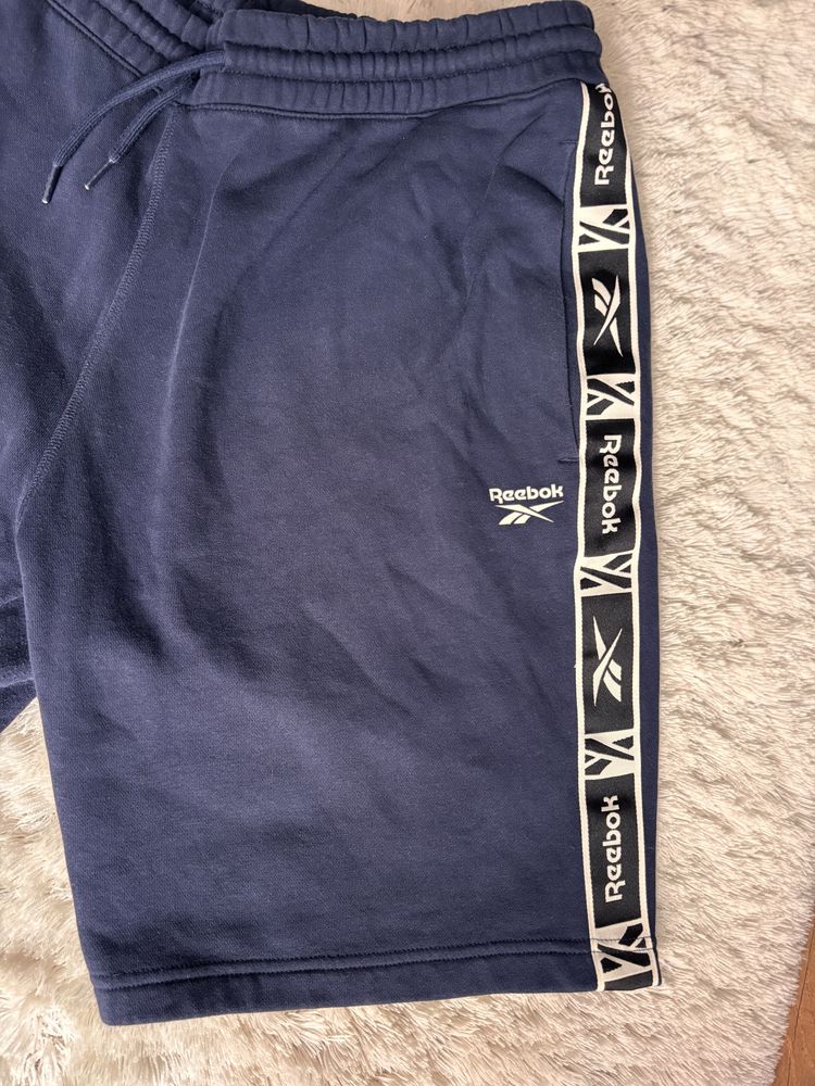 Krotkie spodenki Reebok z logo