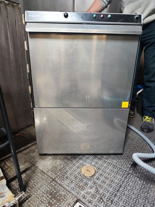 Maquina de lavar loiça para restauração