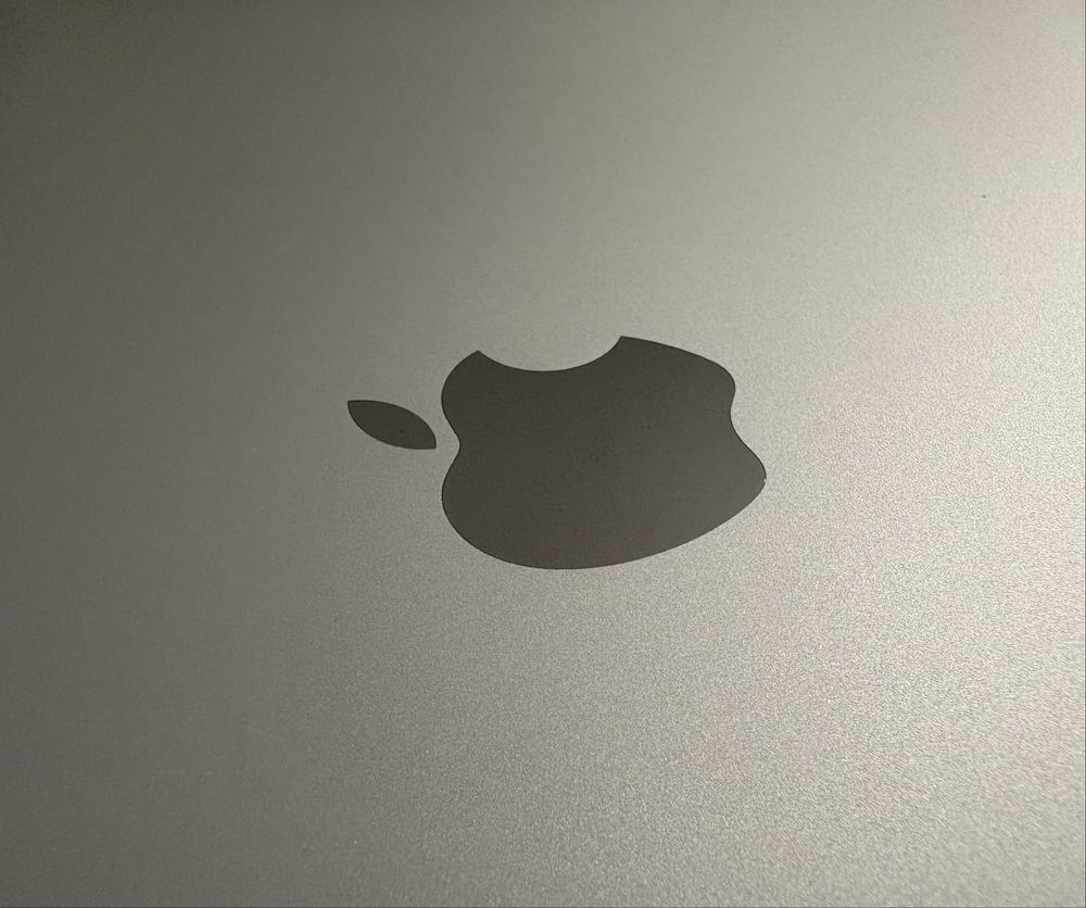 MacBook Air M1/16GB/256GB - stan idealny (37 cykli, bateria 96%)