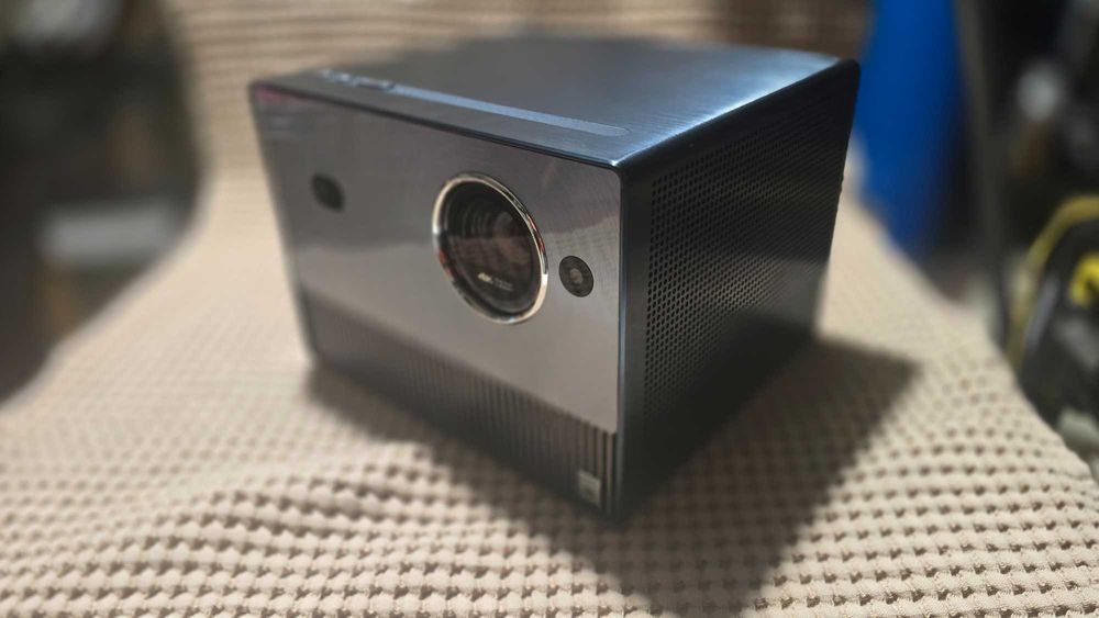 Projektor Hisense C1 - idealny stan ( na gwarncji )