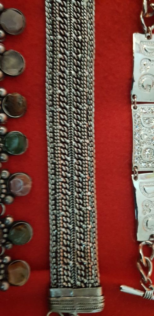 Pulseiras variadas incluindo prata indiana