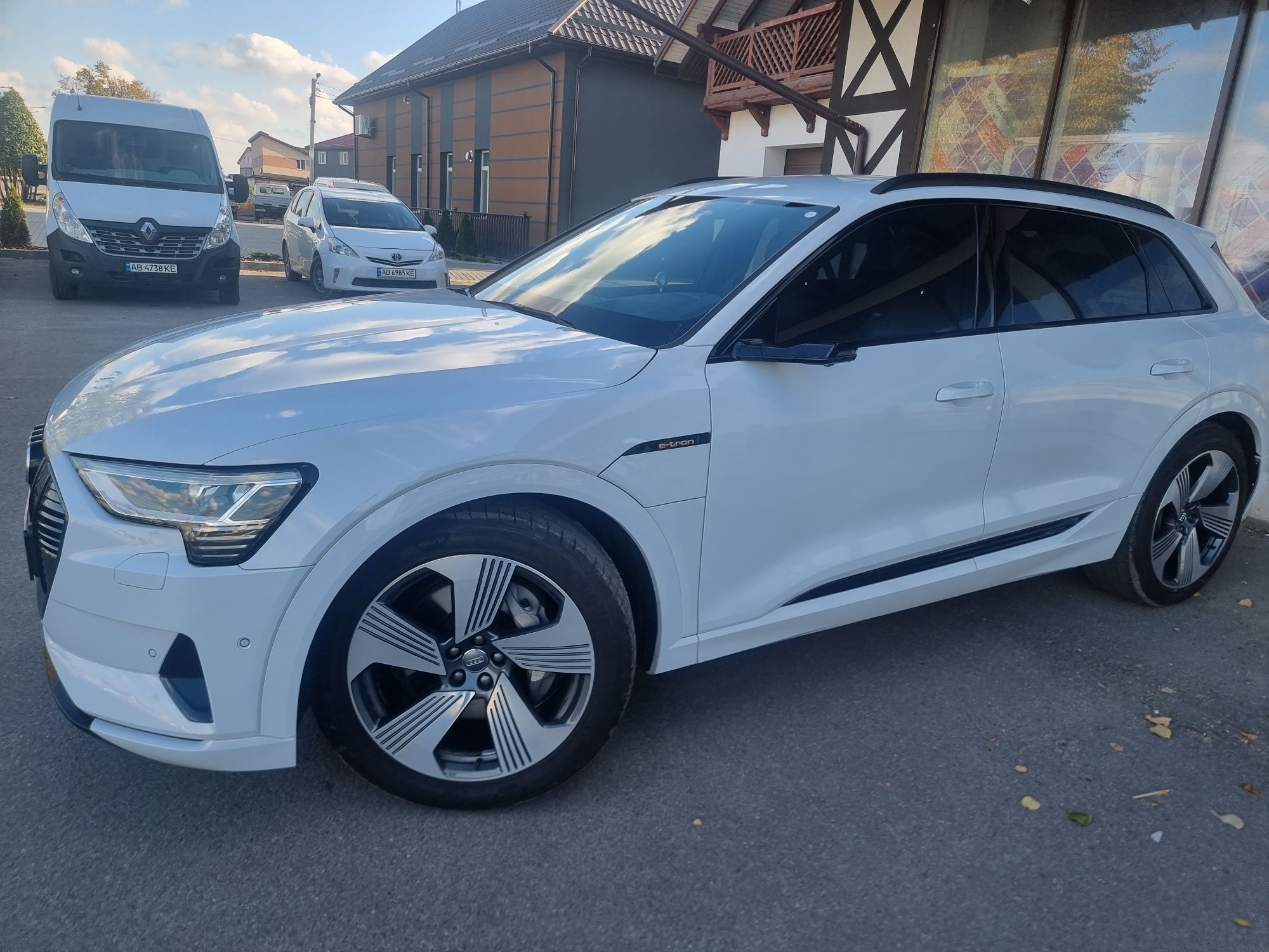 Продам Audi e-tron