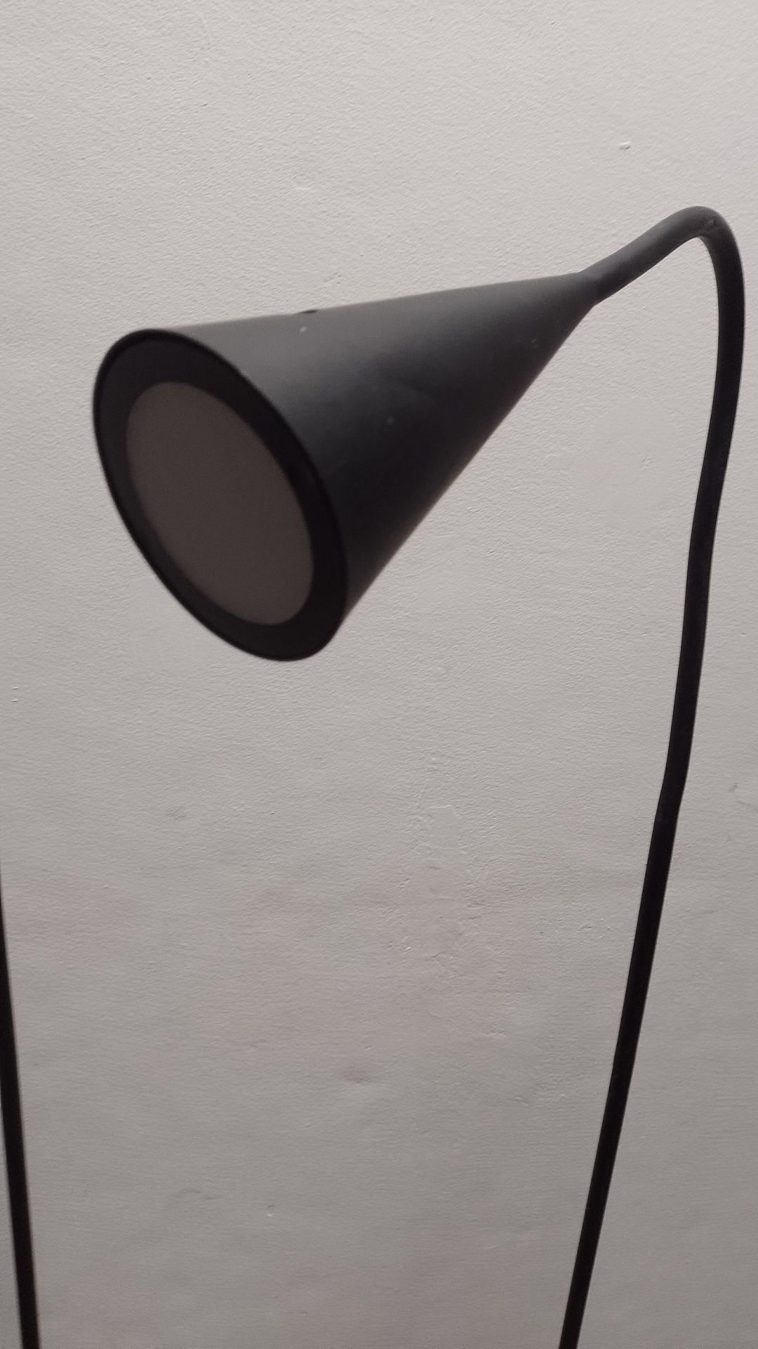 Lampa podłogowa delaktig
