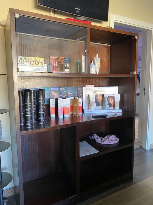 armário expositor de madeira