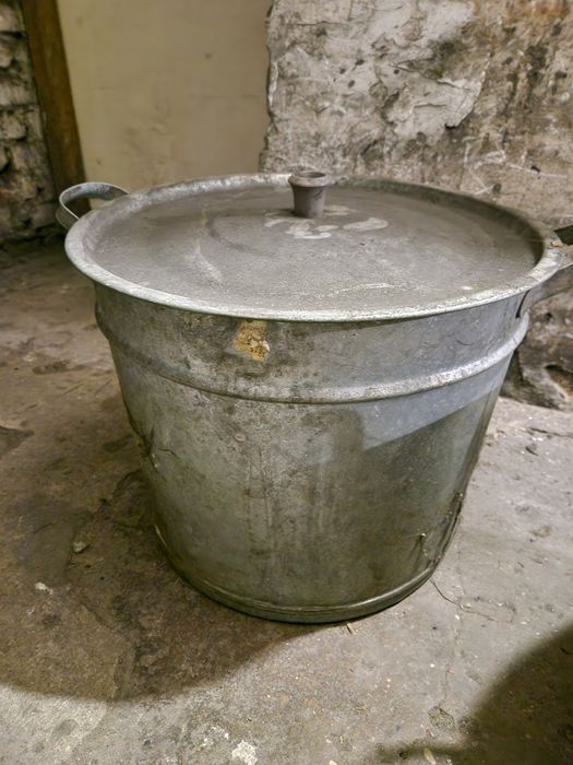 Kocioł PRL z przykrywką i dolną wkładką