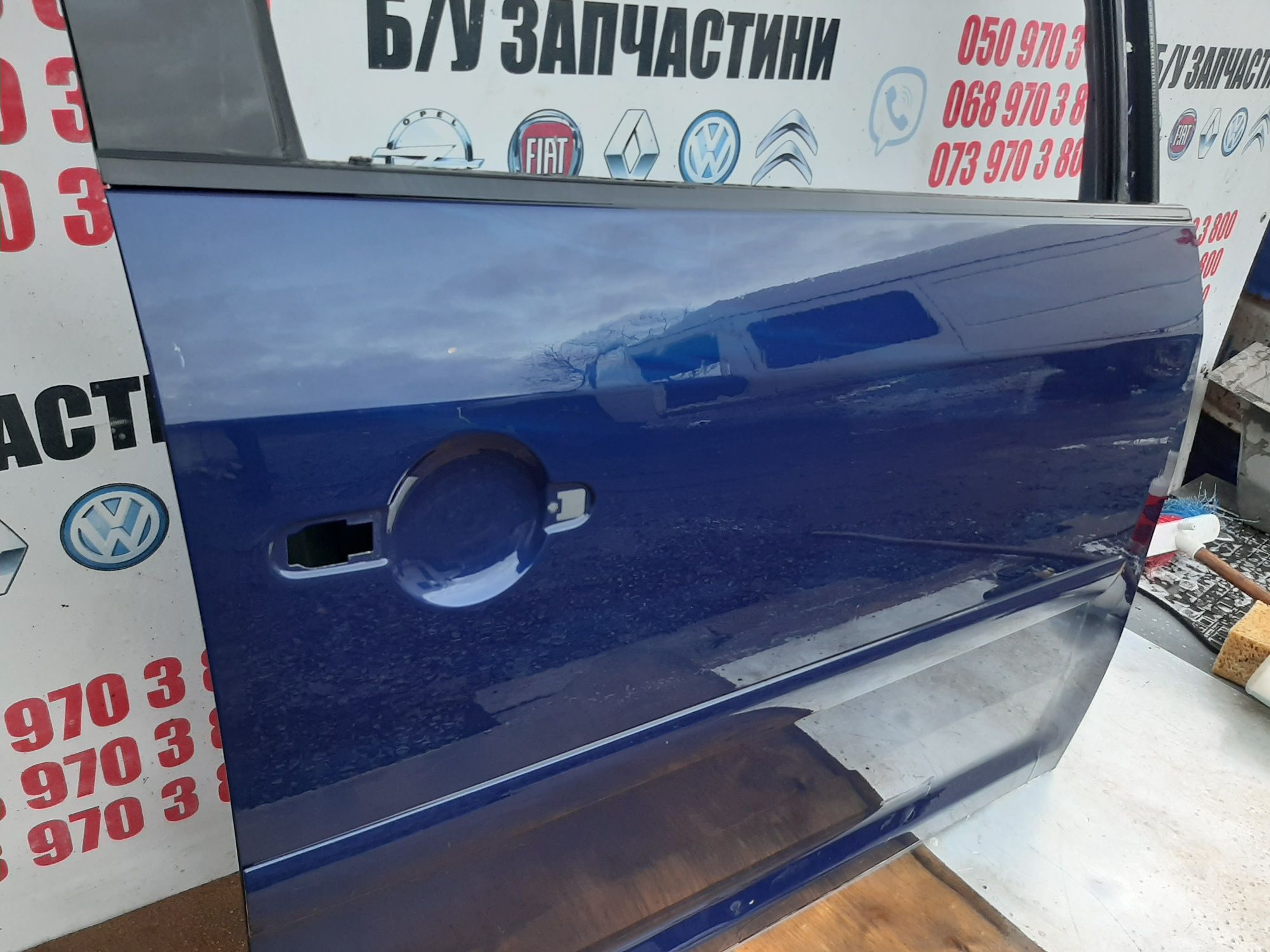 Дверка передня права Volkswagen Touran 2003-2010p вколір lc9z la7w ld7