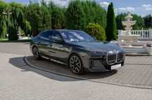 Wynajem auta Premium BMW i7 M70 na wydarzenia specjalne.