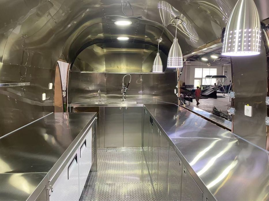 Przyczepa gastronomiczna FoodWagon w stylu Airstream 4m