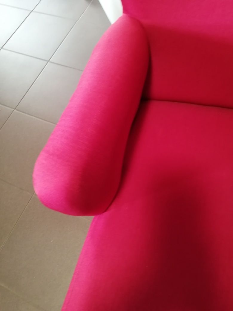 Piękny fotel uszak w kolorze maku.