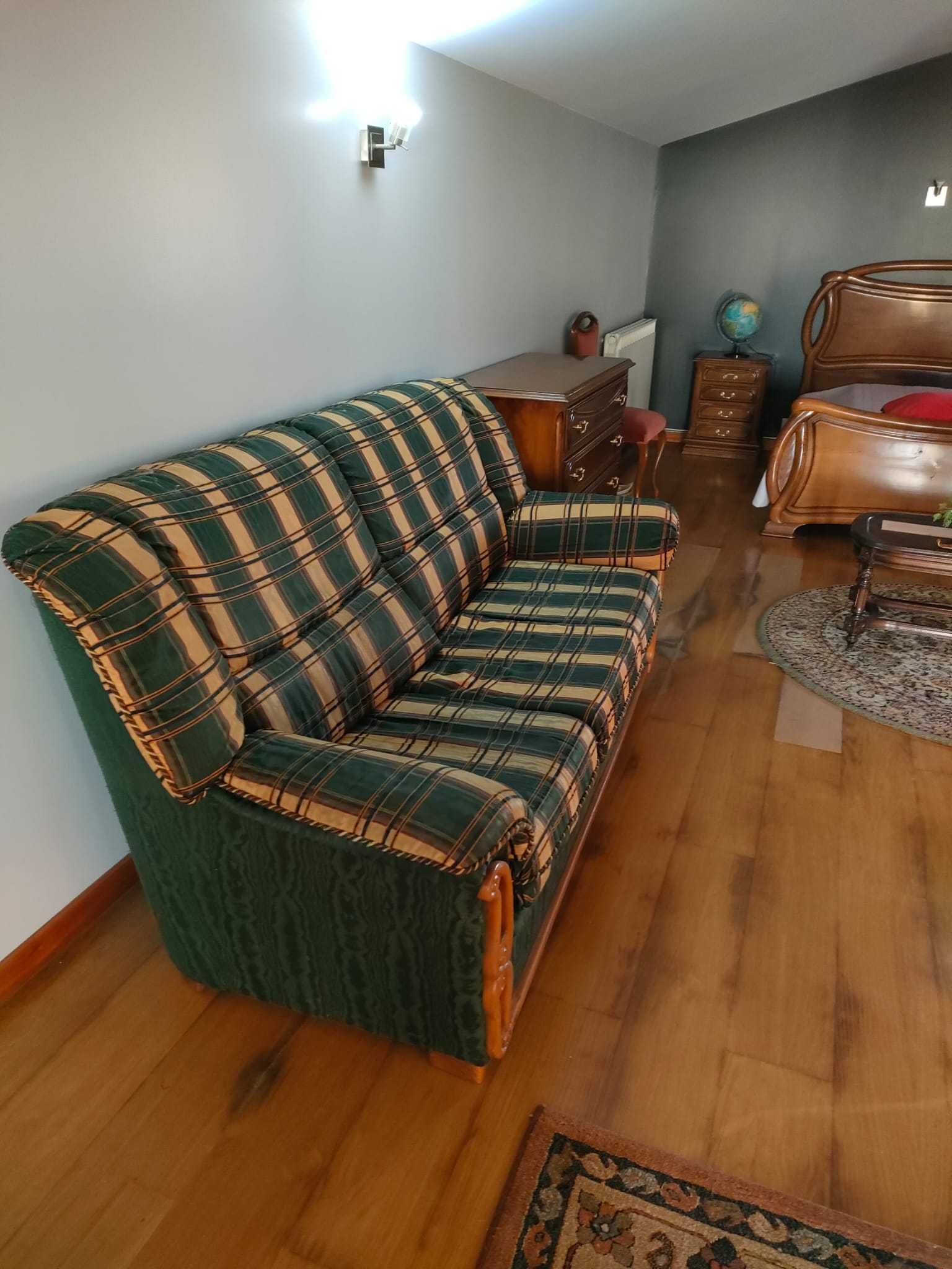 Conjunto Sofás (1 Sofá-Cama + 2 Pequenos + 1 Puff)