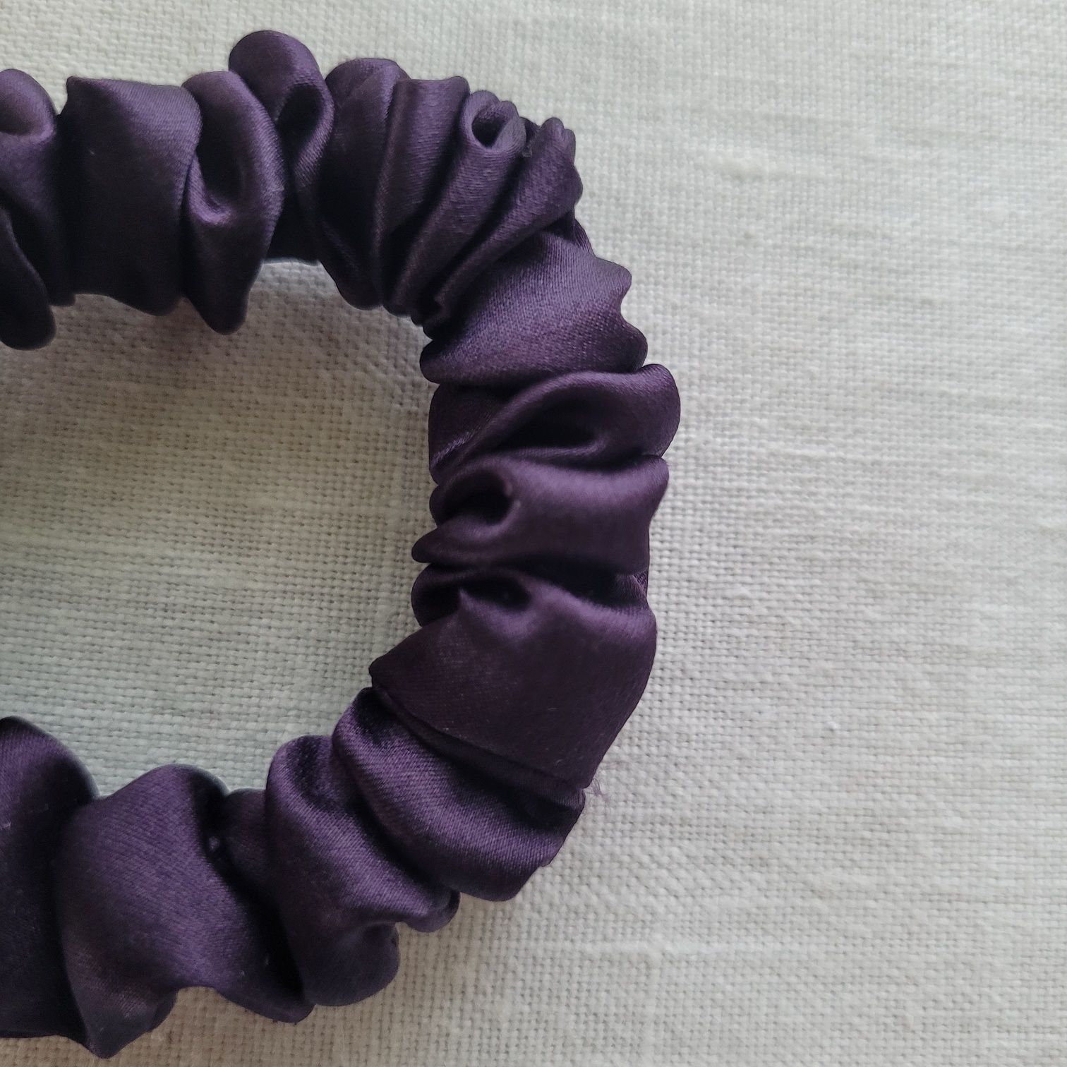 Wąska fioletowa jedwabna gumka do włosów scrunchie/owijka