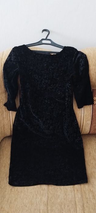 Piękna elegancka sukienka z weluru Reserved