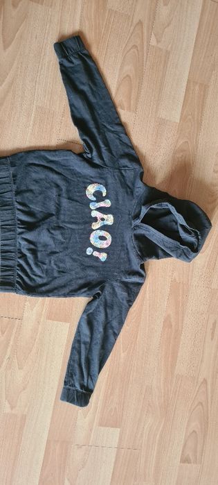 Krótka bluza z kapturem