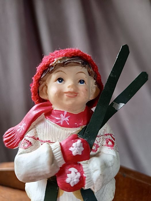 Figurka świąteczna chłopiec