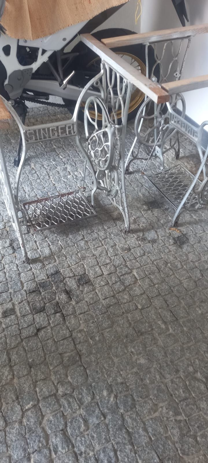 2 pés de máquina antigas Singer