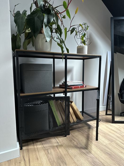 Regał metalowy z drewnianym blatem, metalowe drzwi