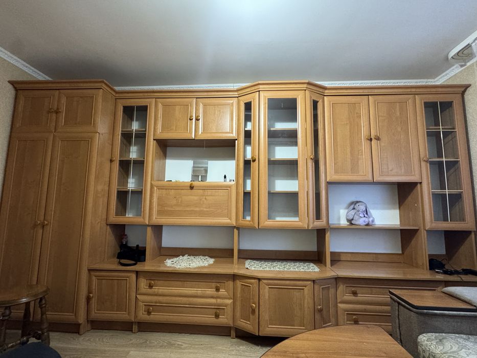 Меблева стінка у вітальню