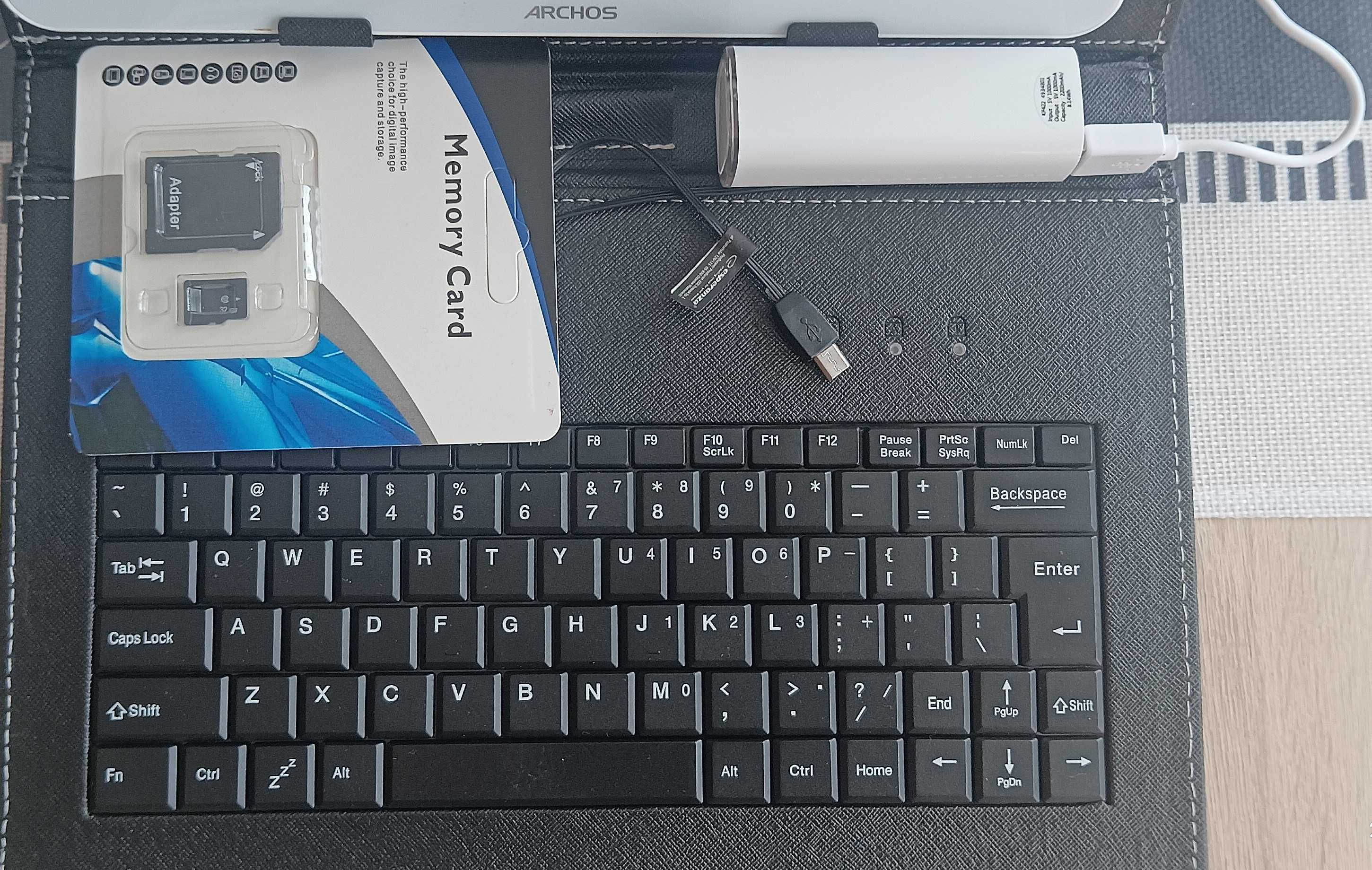 Tablet z klawiaturą w etui i z power bank