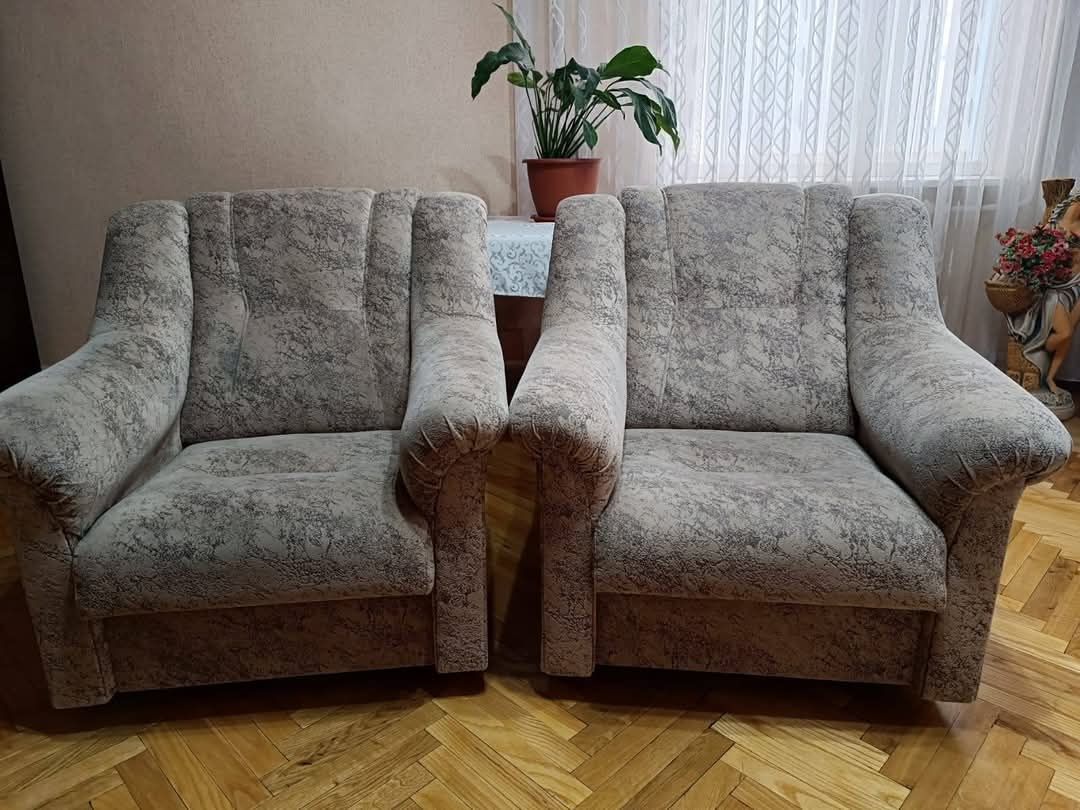 М'які меблі. Диван. Два великі крісла.