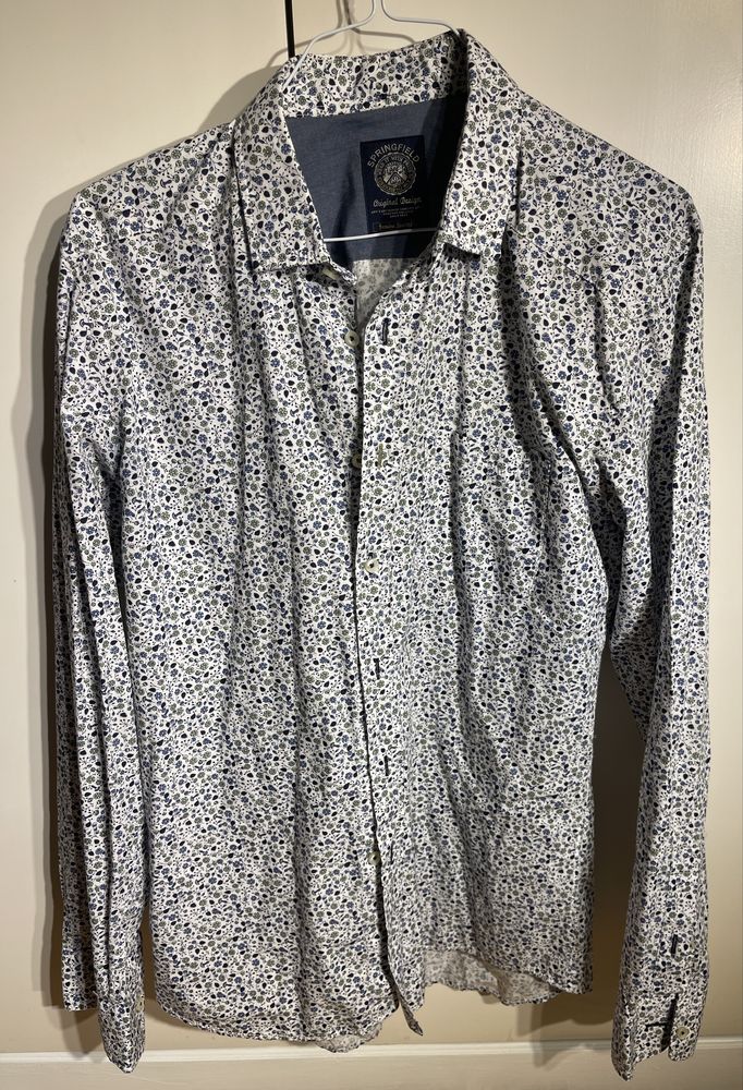 Camisa branca com fantsia azul escura