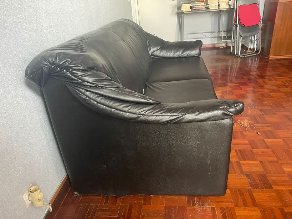 Sofá preto em estado razoável