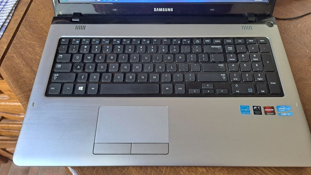 Samsung 17,3"HD+/i5 4x3,10 Intel HD+AMD/8GB/Nowy 256SSD Win11/OKAZJA