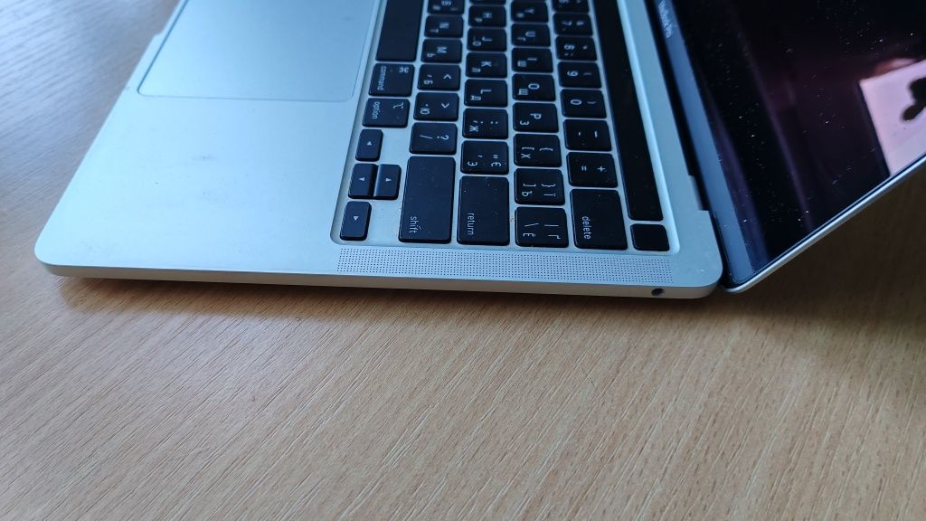 Продам MacBook Pro 13" 256Gb Retina Silver Touch Bar 2020