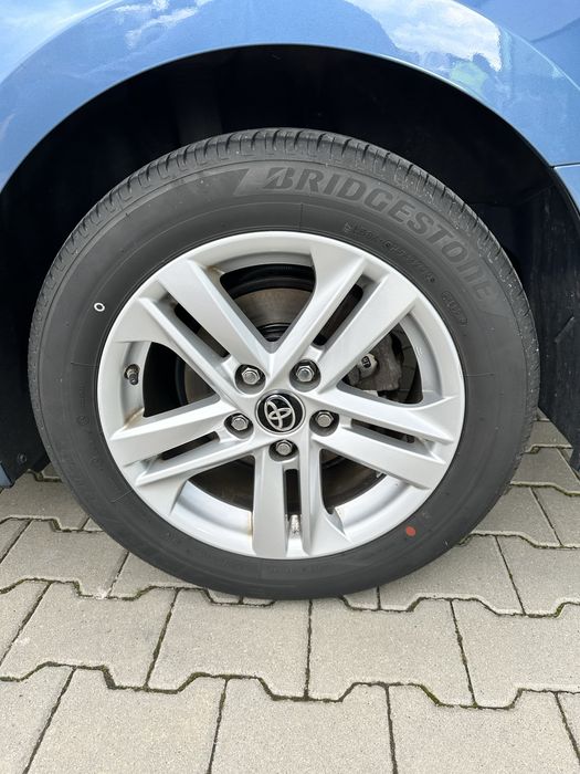 Oryg. Felgi Toyota Corolla 16 cal z oponami letnimi oraz czujnikami