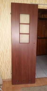 drzwi 64 x 203  w kolorze brązowym z szybkami