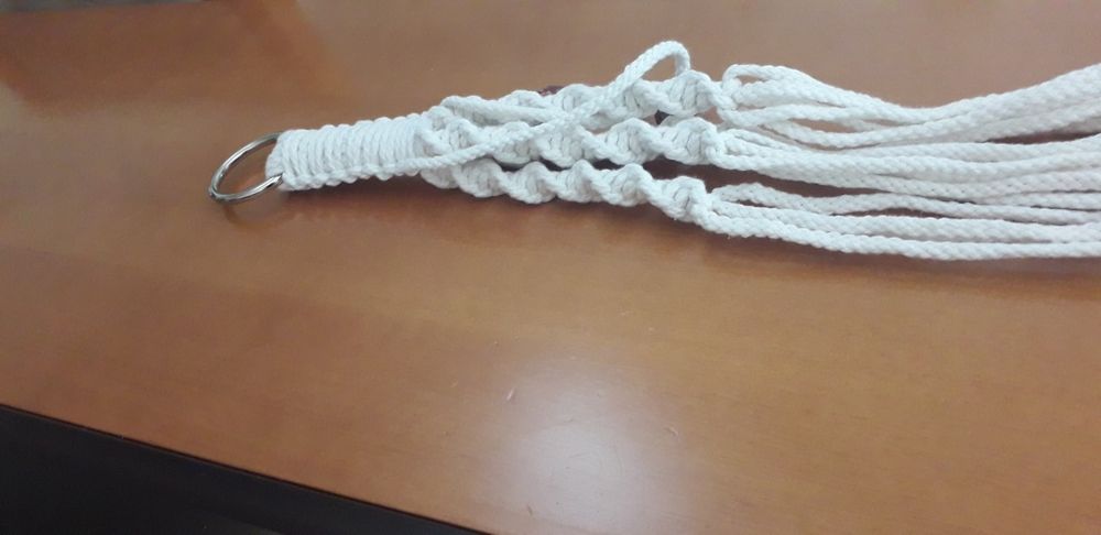 Suporte de vaso para pendurar em macramé