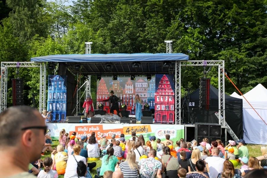 Wynajem sceny, organizacja i obsluga imprez oraz wesel plenerowych.