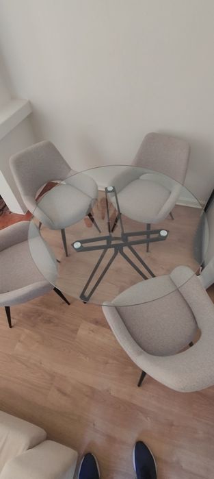 Mesa AREA e conjunto cadeiras HOMA