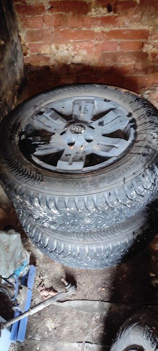 215/65/16 дві шт. Pirelli , дві шт. Nokian зимова резина + диски Kia