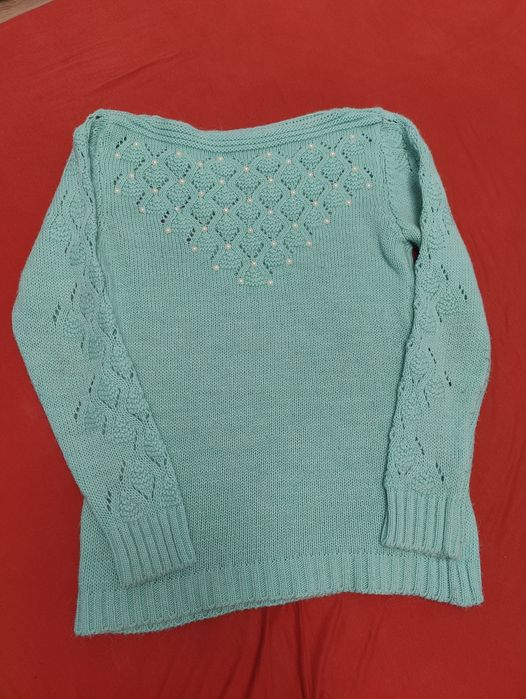 М'ятний в'язаний светр з жемчугом