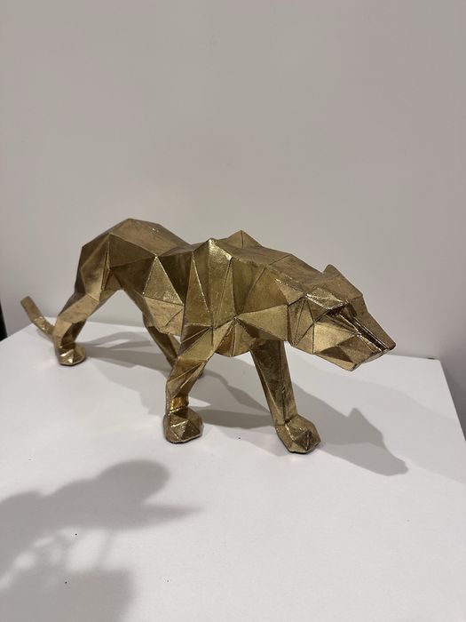 Pantera dourada decorativa