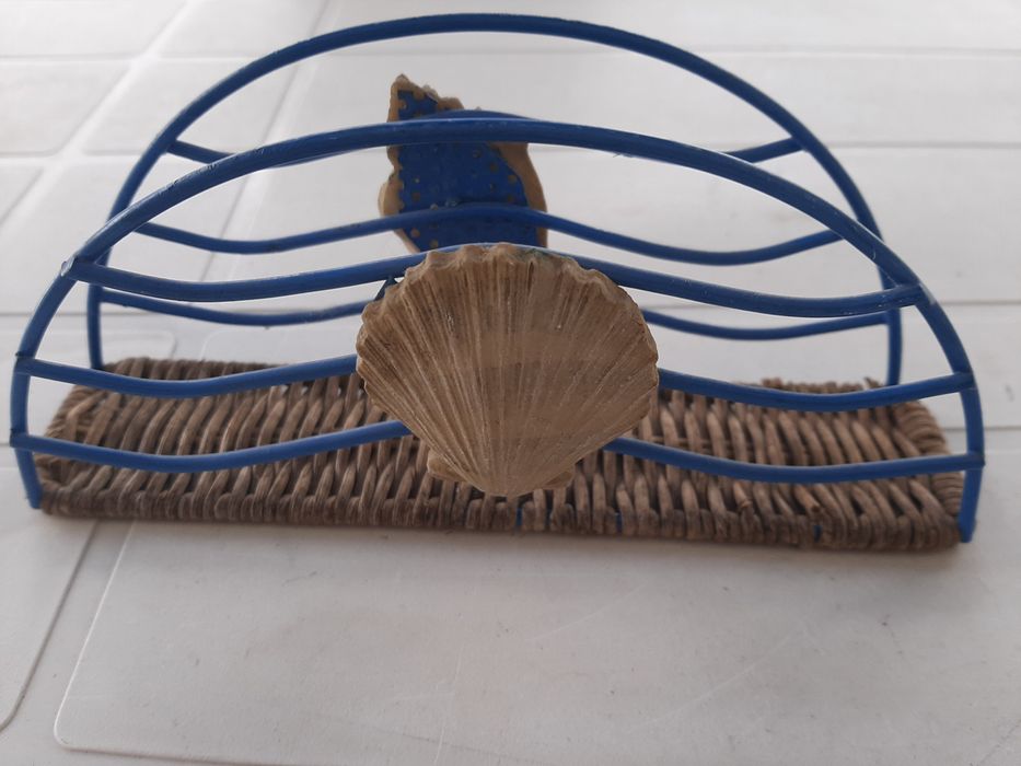 Suporte para guardanapos, em verga e arame, com conchas