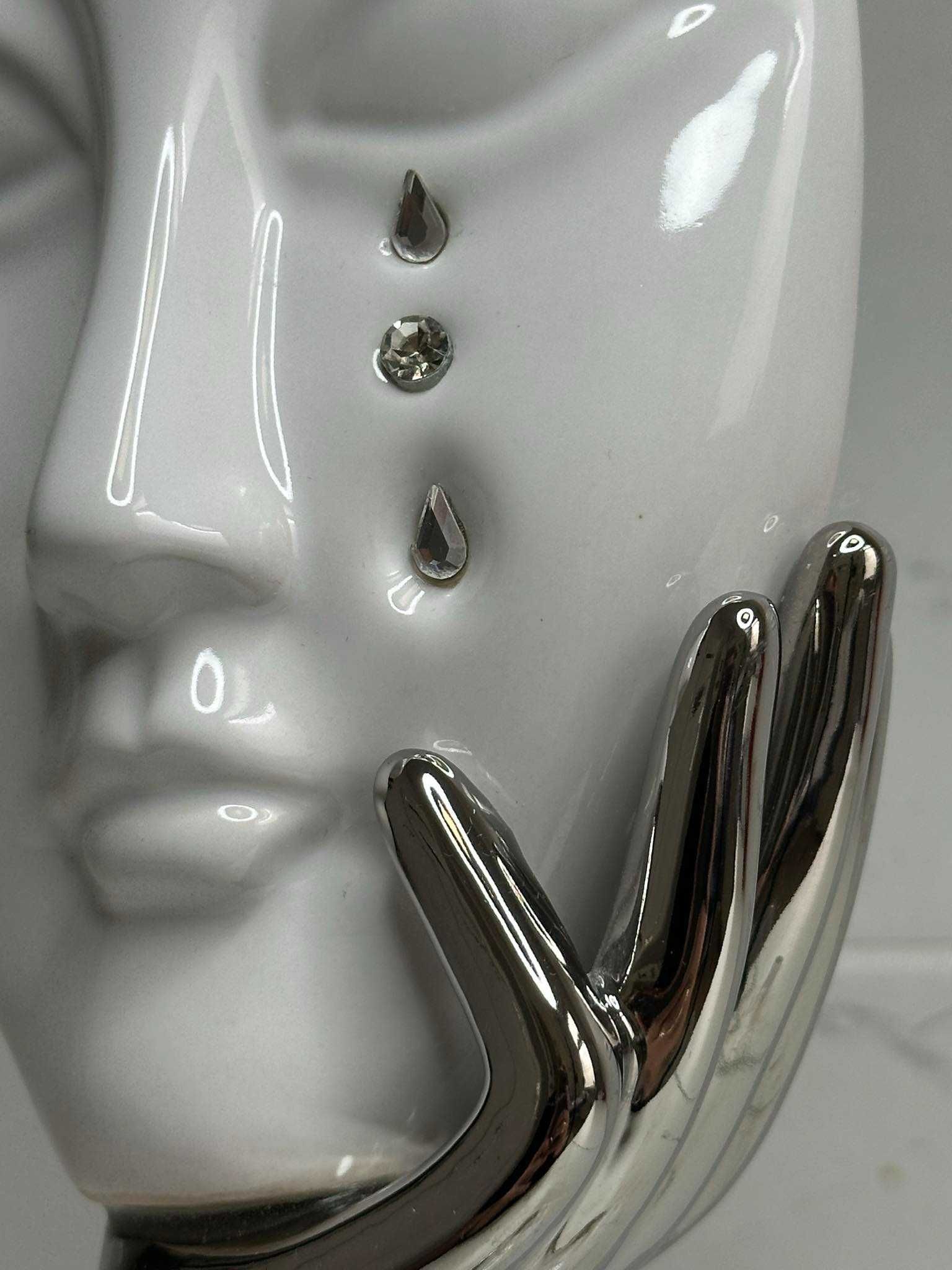 Ozdoba, figurka płacząca twarz z kryształkami.