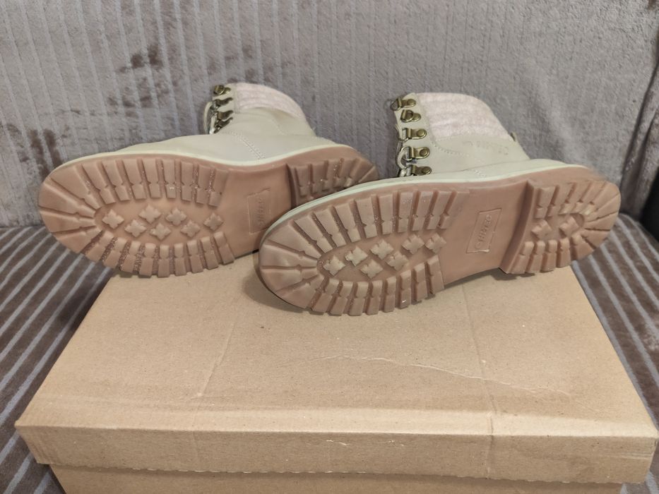 Женские зимние ботинки