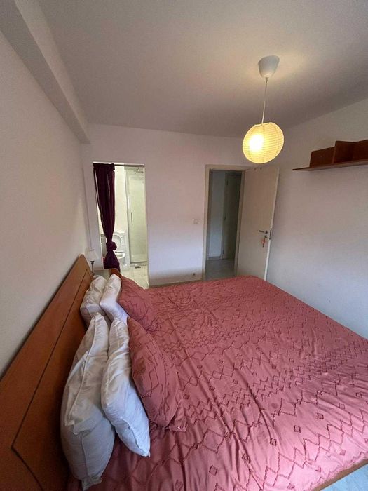 Lindo quarto com banheiro em Almada!