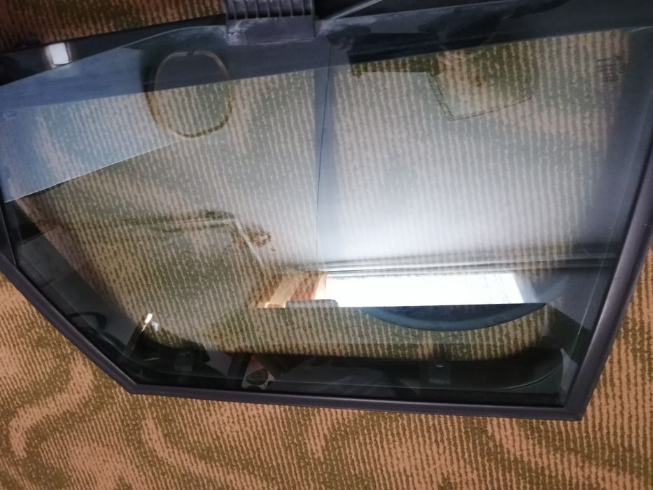 Szyba lewy tył ramka audi a4 b7