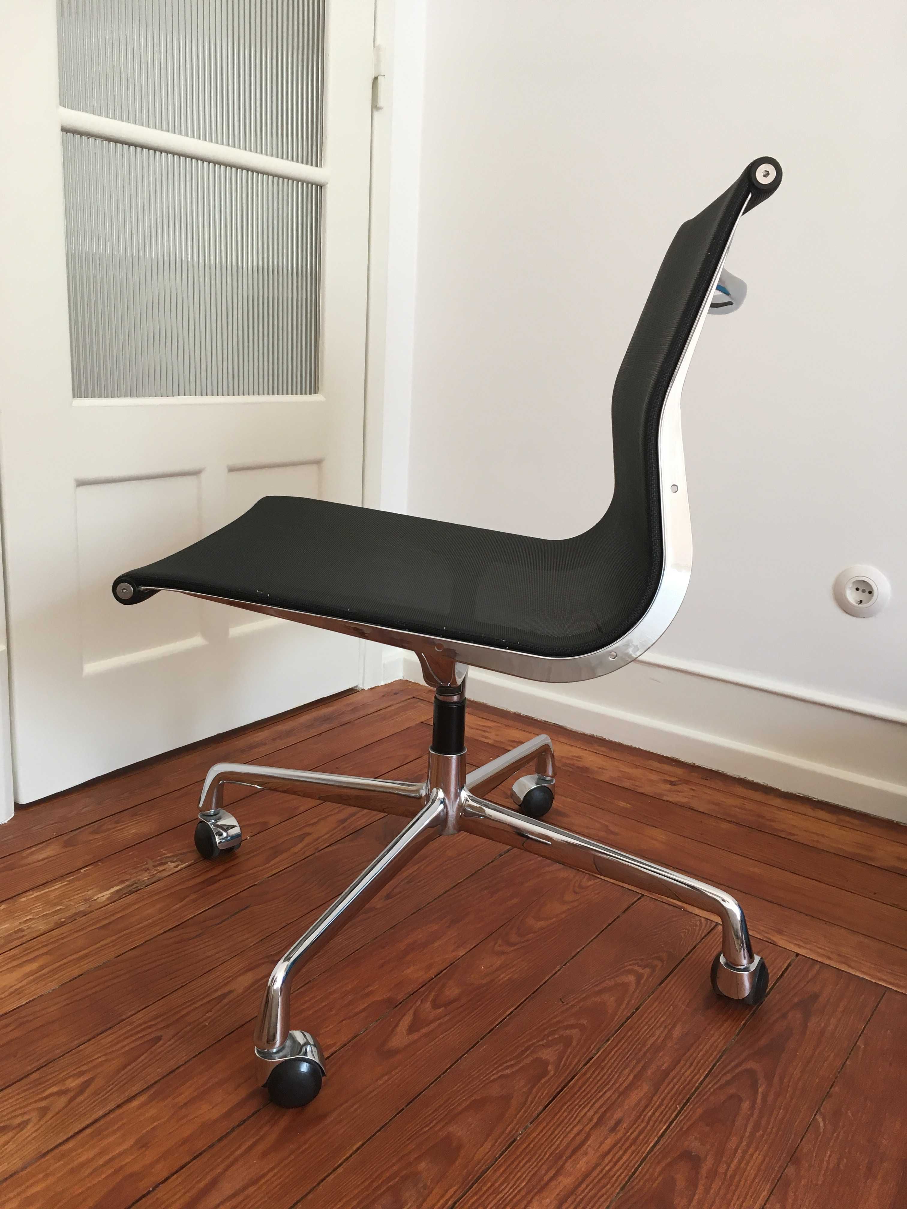 Cadeira  – Charles & Ray Eames – – EA 108 Aluminum Group -ICF